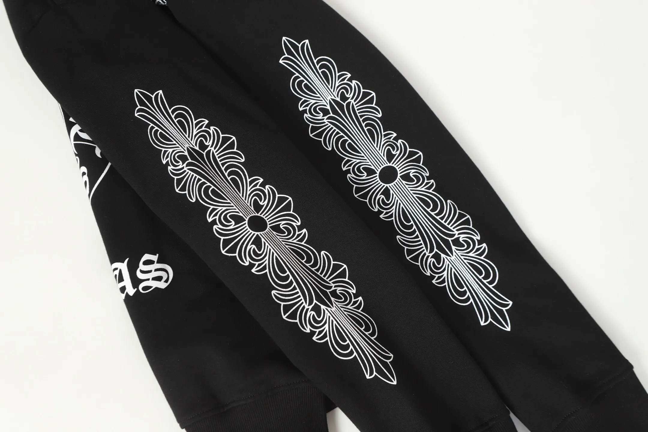 P240 Cross-border model, please do not place an order if you are pursuing quality -Chrome Hearts/Chrome Hearts 25ss Hong Kong Limited Scroll Horseshoe Print Zipper Sweater Cardigan Jacket -High weight, high density and high quality. The wool is soft, delicate and skin-friendly. It feels soft and silky. It has excellent warmth and skin-friendly properties. -Size: S M L XL